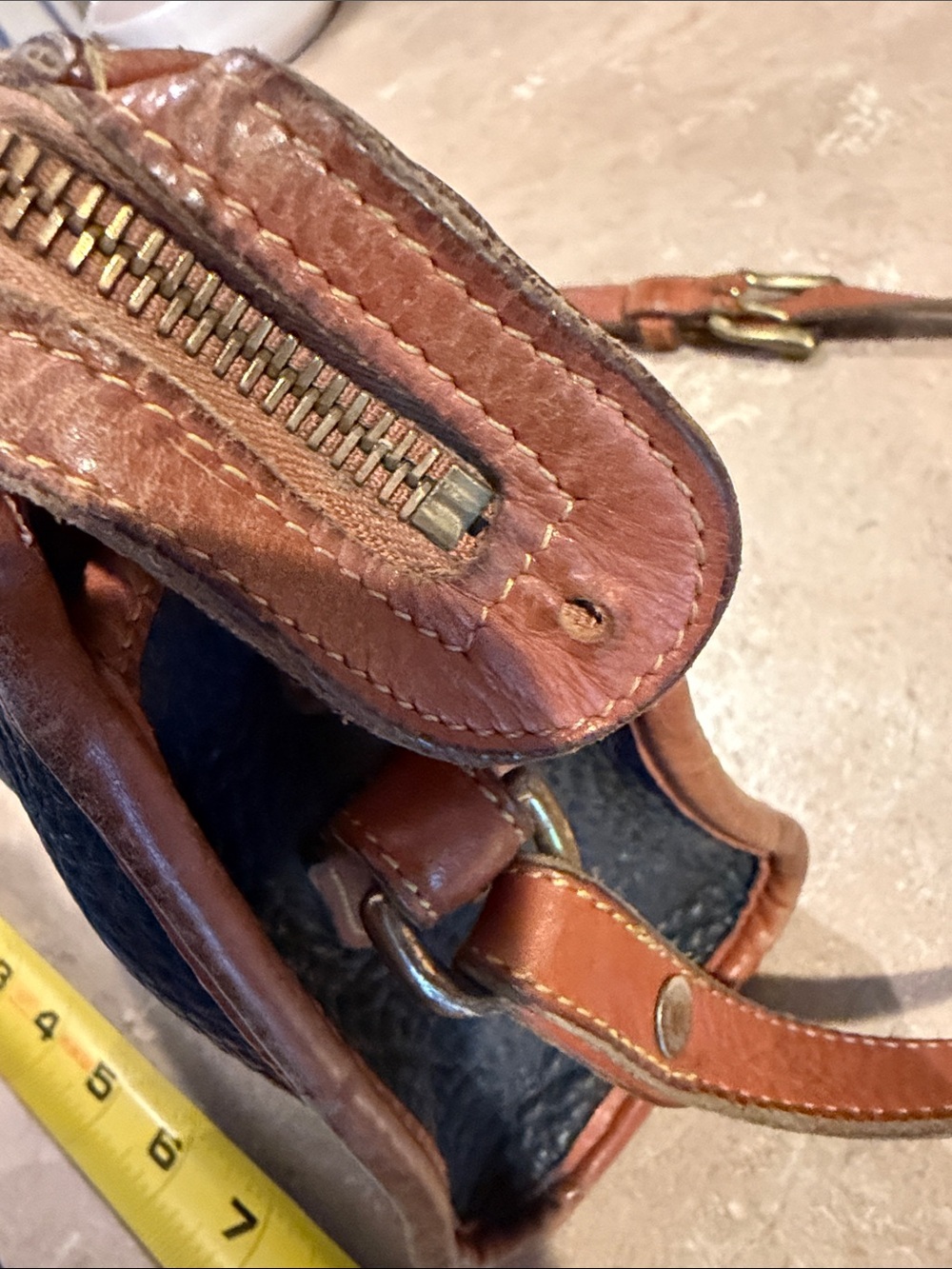 Vintage Dooney & Bourke dark Navy Pebbled Leather Crossbody with Brown Trim - Picture 3 of 7